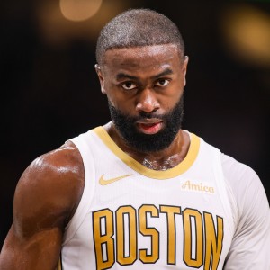 开云-夸张的得分能力！杰伦·布朗首节不到半节8中5 轰下12分3板