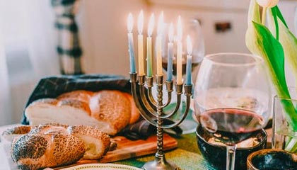 开云app-利雅得胜利全队祝贺马内夺非洲杯，C罗亲自给他切蛋糕